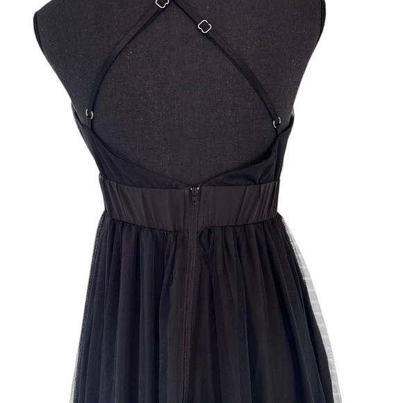 Black Maxi Dress with Elegant Silhouette - Picture 7 of 9